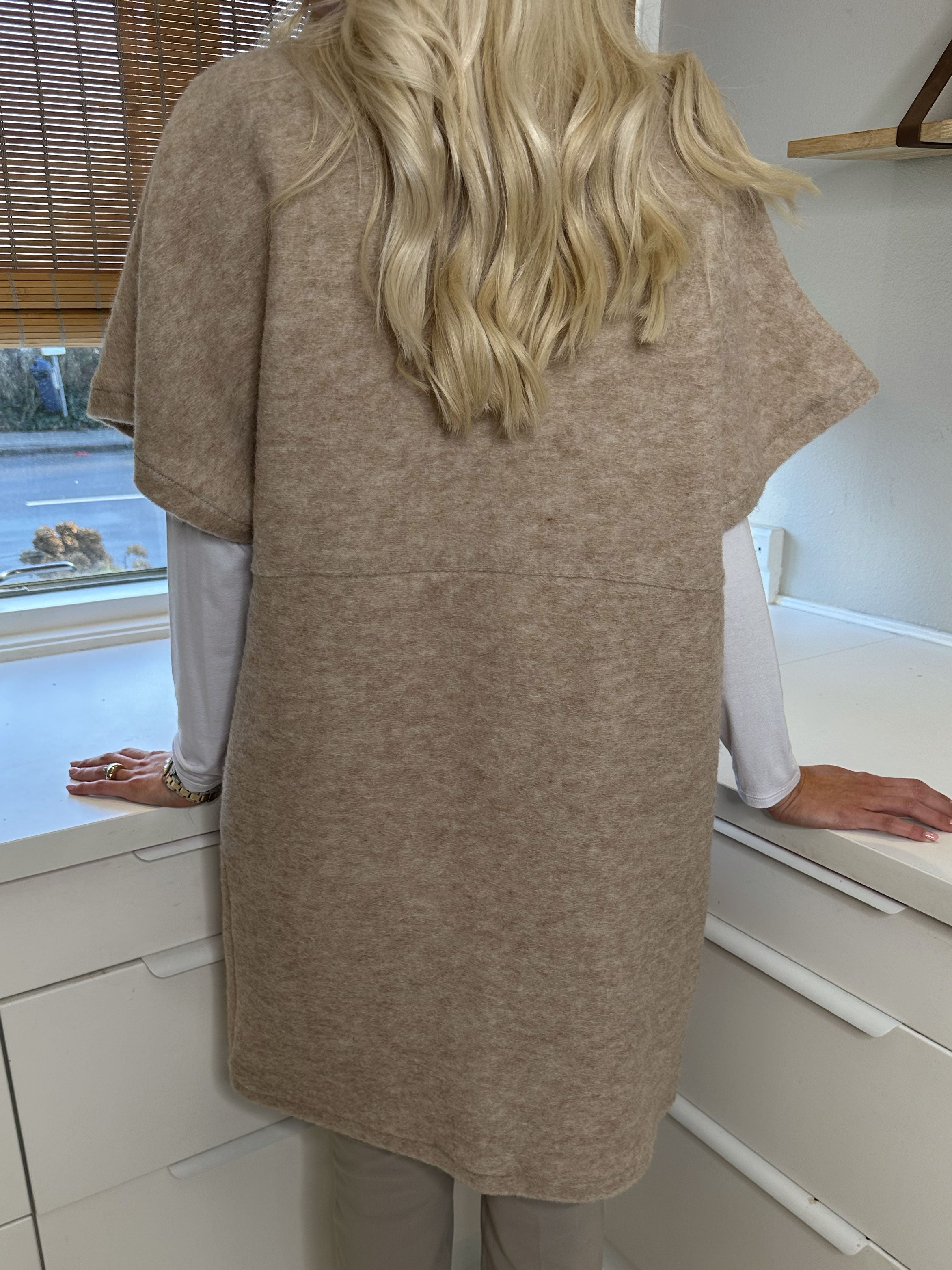 Bianca - Mjuk varm väst med knappar - Beige